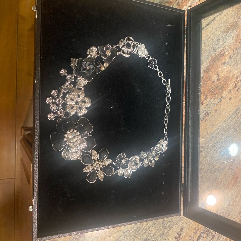 Elegant Silver and Black Floral Necklace